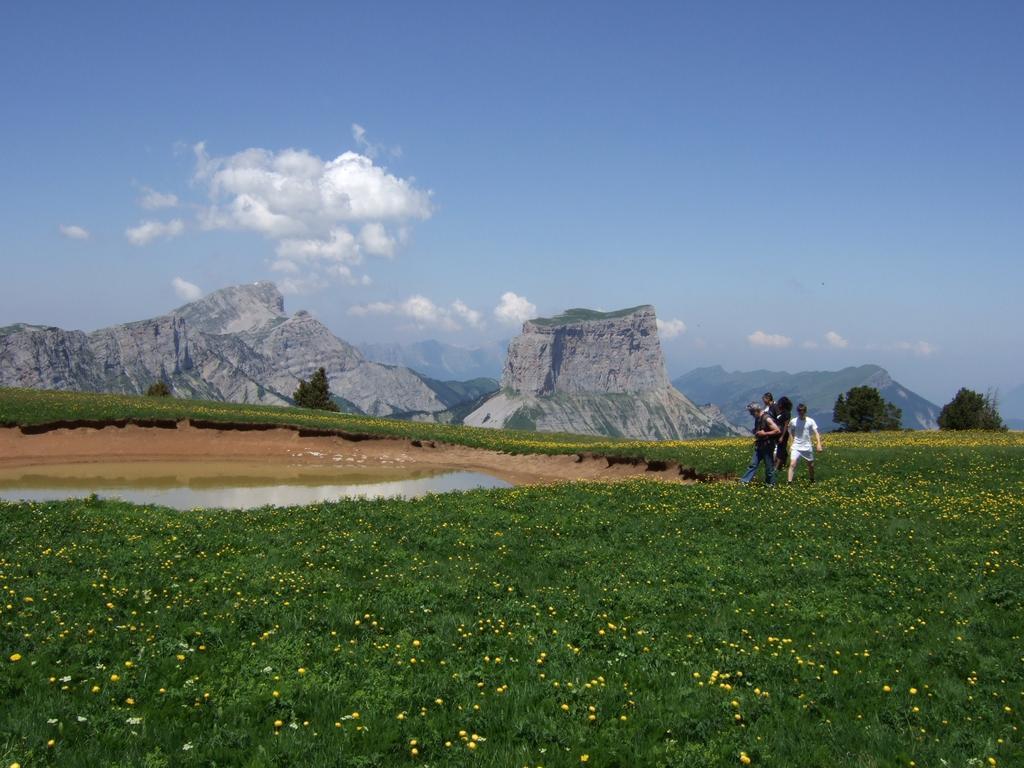 Hotel Le Mont Barral Creyers Bagian luar foto