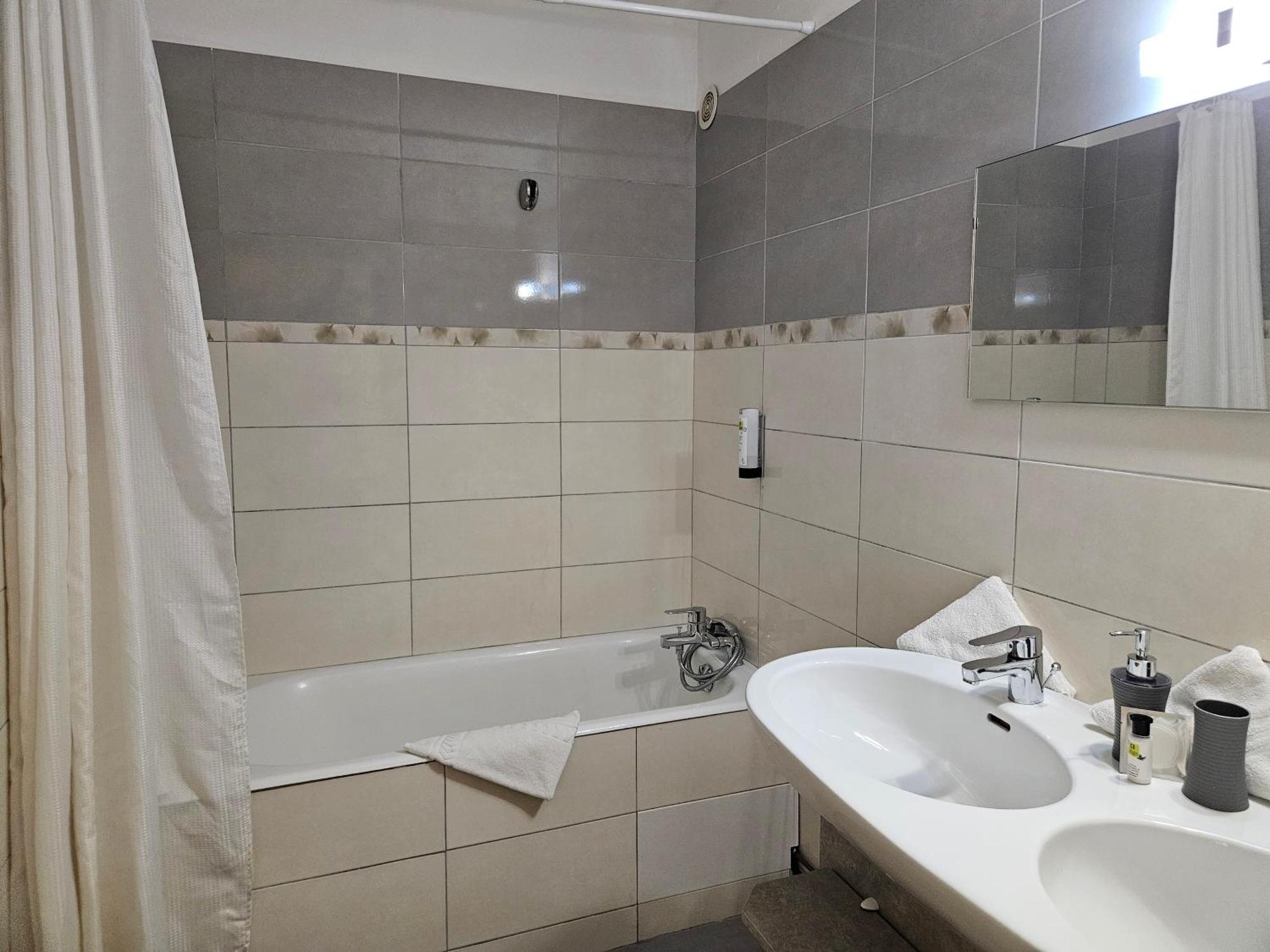 Hotel Le Mont Barral Creyers Bagian luar foto