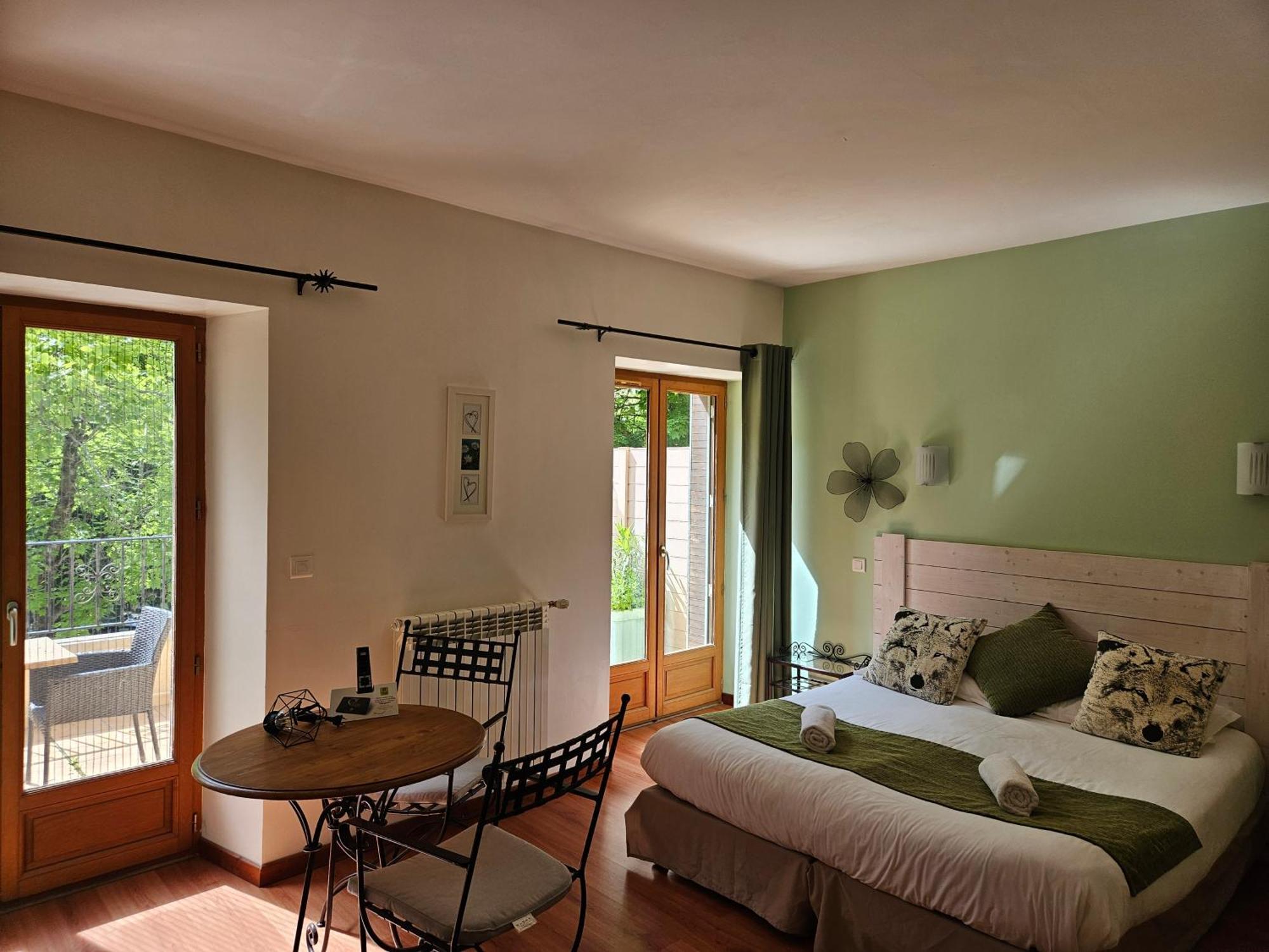 Hotel Le Mont Barral Creyers Bagian luar foto