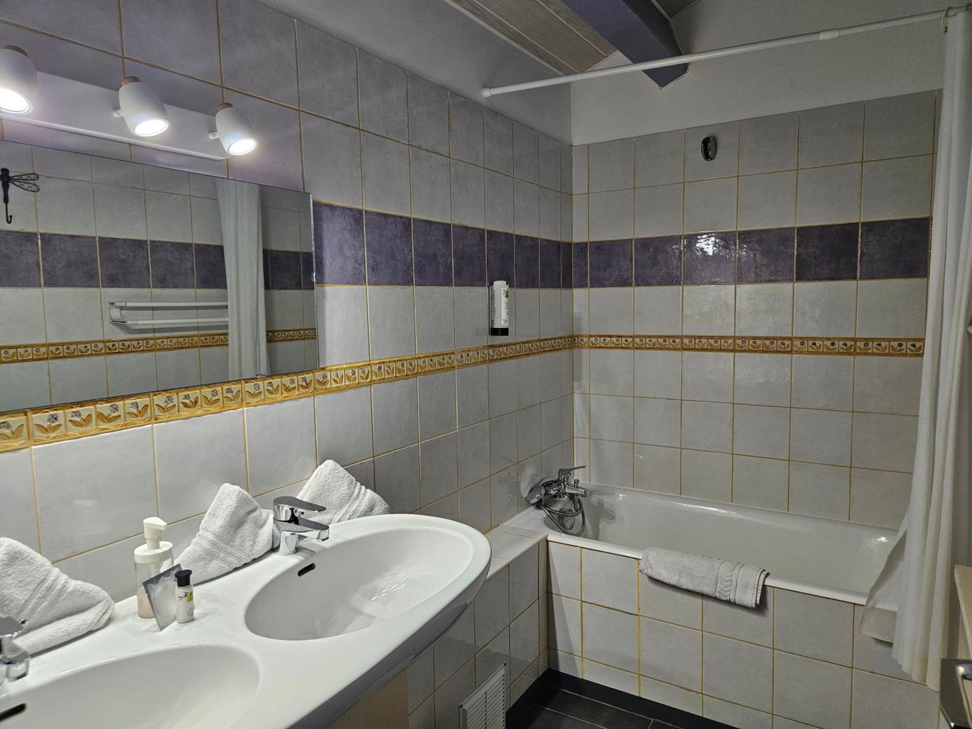 Hotel Le Mont Barral Creyers Bagian luar foto