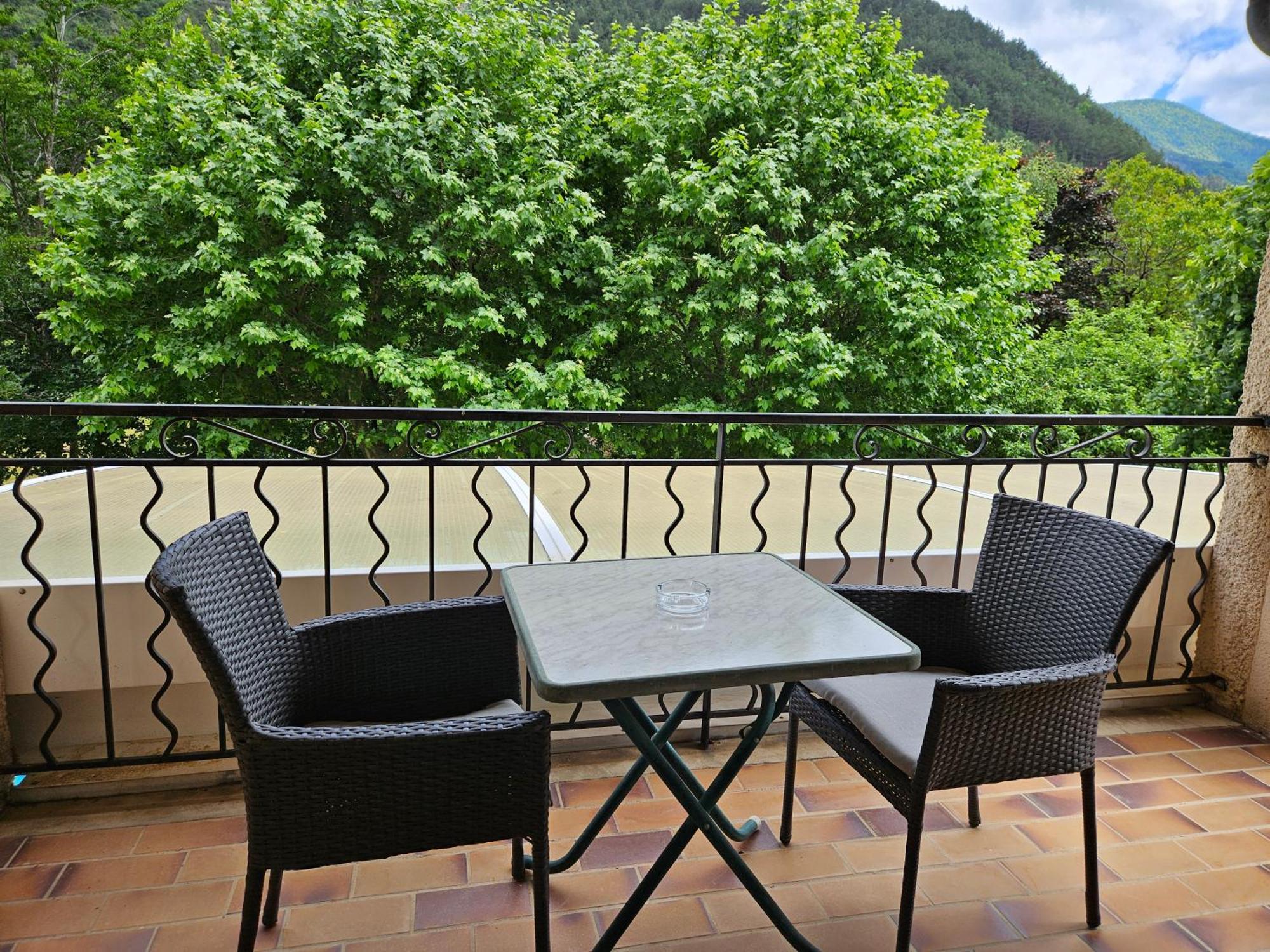 Hotel Le Mont Barral Creyers Bagian luar foto
