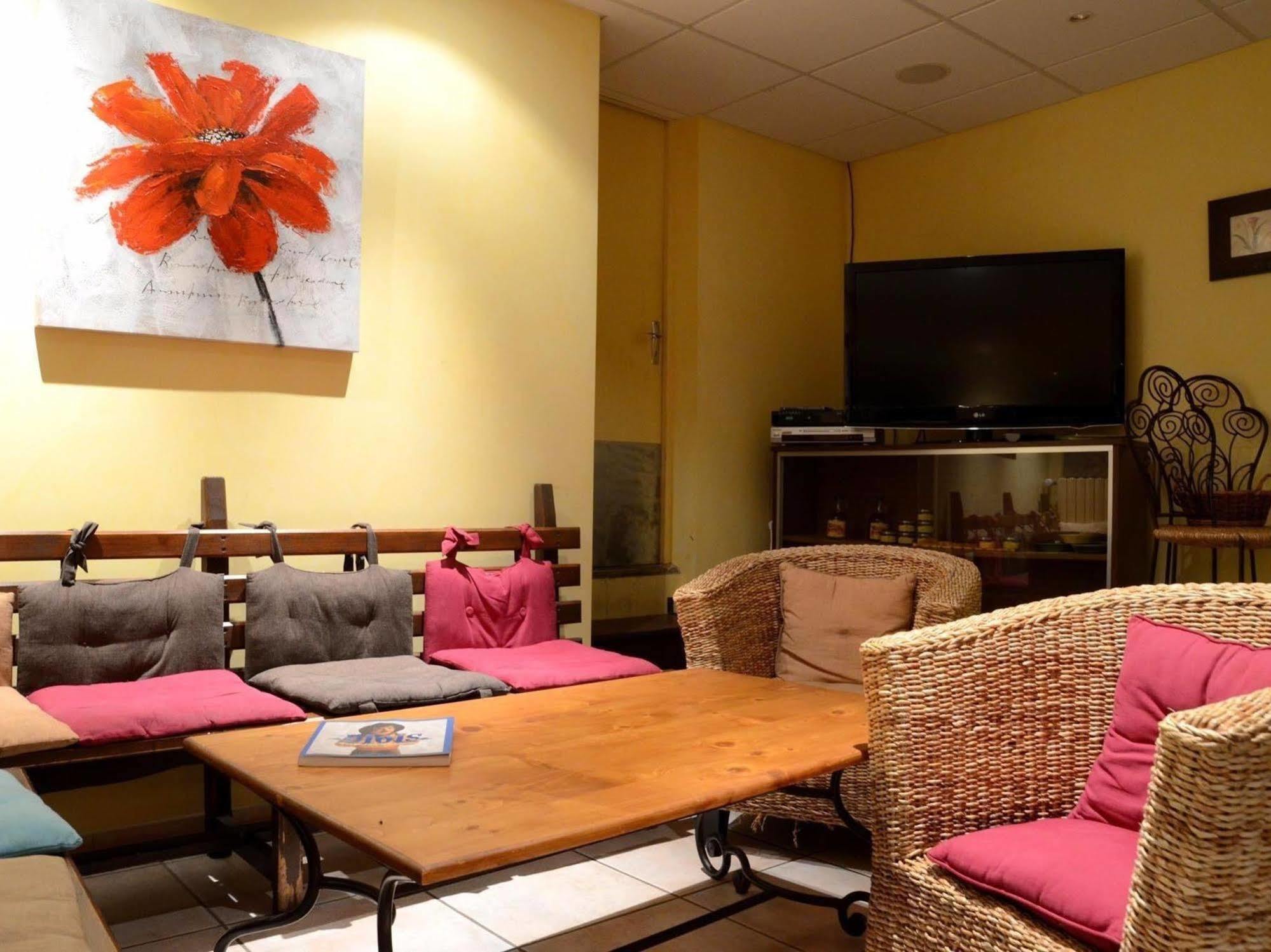 Hotel Le Mont Barral Creyers Bagian luar foto